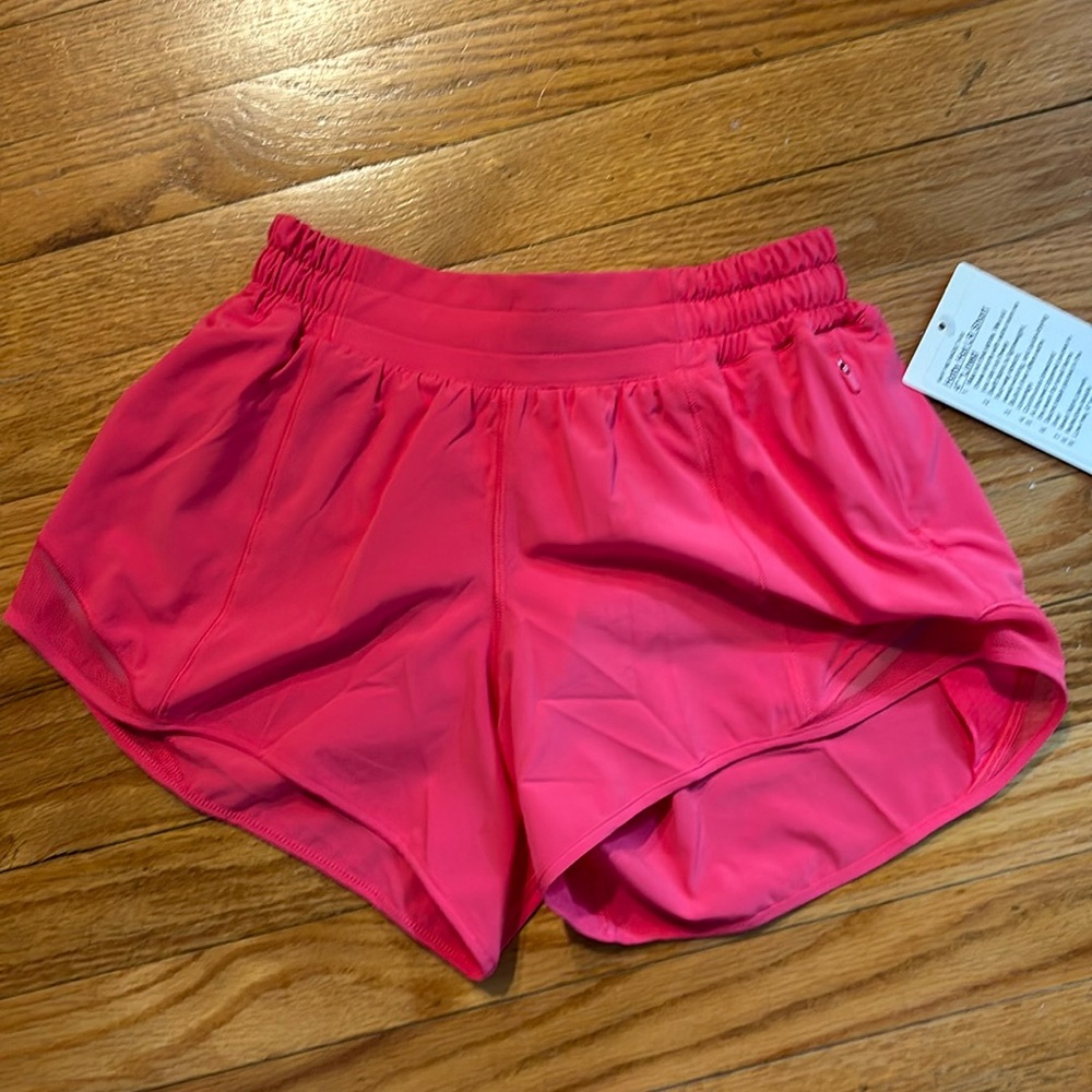 NEVER WORN Lipgloss Lululemon Hotty Hot LR short 4”